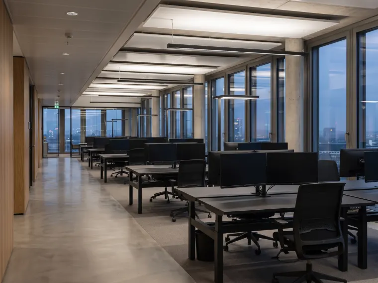 Bürofläche einer Bank am Abend